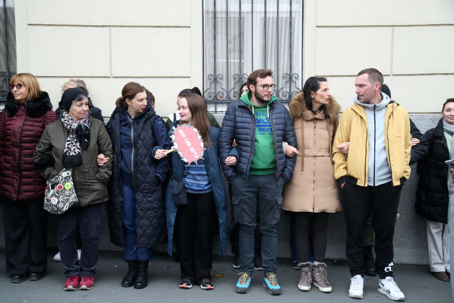 <p>Граждани и студенти протестират срещу отнемането на статута на паметник на културата на сградата на бившия Генерален щаб на Югославската народна армия.</p>