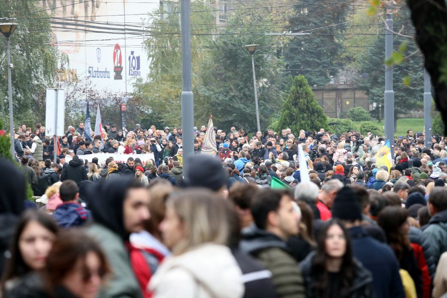 <p>Граждани и студенти протестират срещу отнемането на статута на паметник на културата на сградата на бившия Генерален щаб на Югославската народна армия.</p>