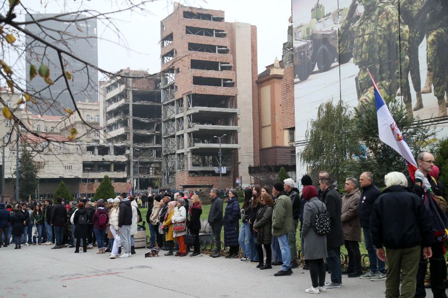 <p>Граждани и студенти протестират срещу отнемането на статута на паметник на културата на сградата на бившия Генерален щаб на Югославската народна армия.</p>