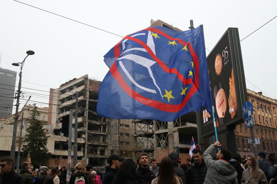 <p>Граждани и студенти протестират срещу отнемането на статута на паметник на културата на сградата на бившия Генерален щаб на Югославската народна армия.</p>