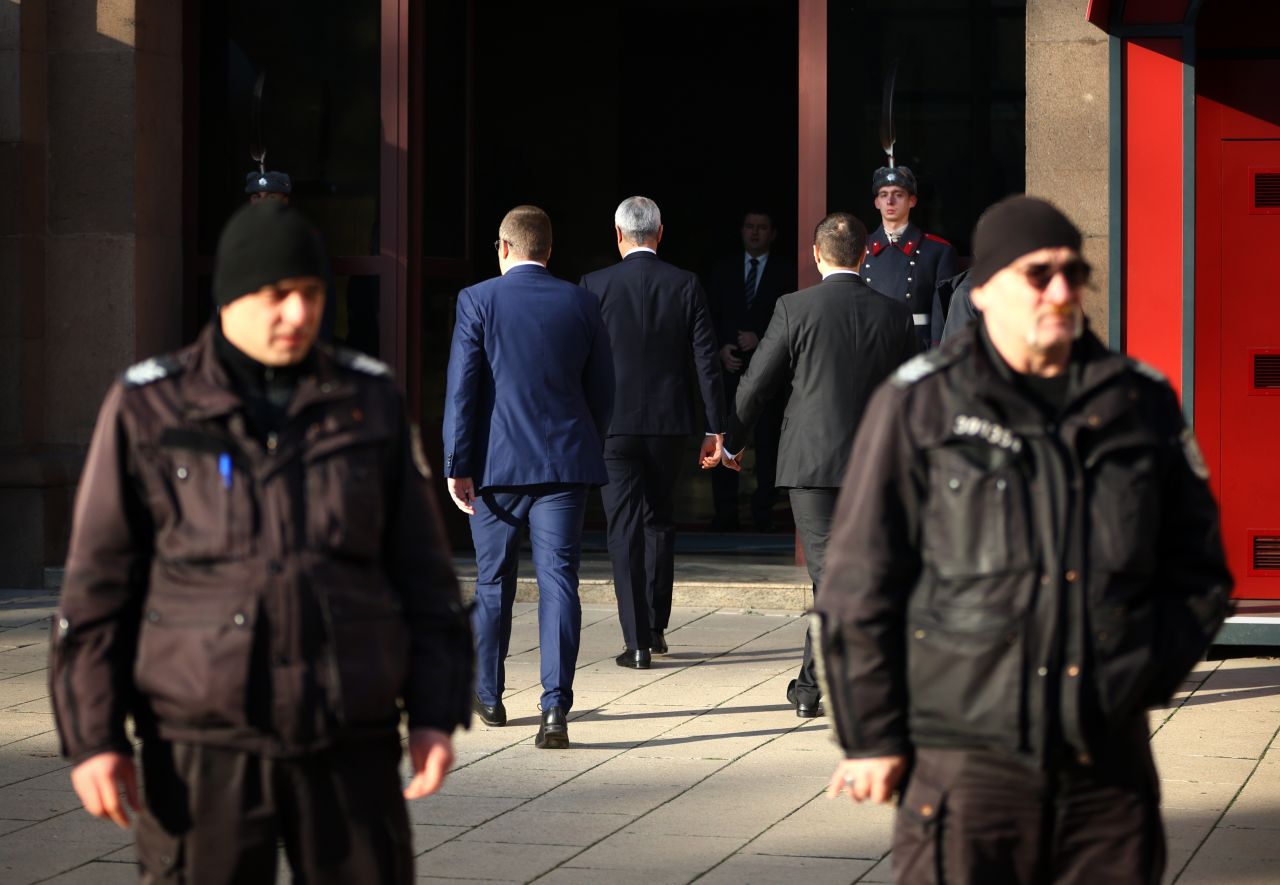 <p>&bdquo;Възраждане&ldquo; влезе при президента Радев за консултации за нов кабинет. Втори ден разговори, трета по големина сила в парламента, оставка на правителството и реален риск от нови избори</p>