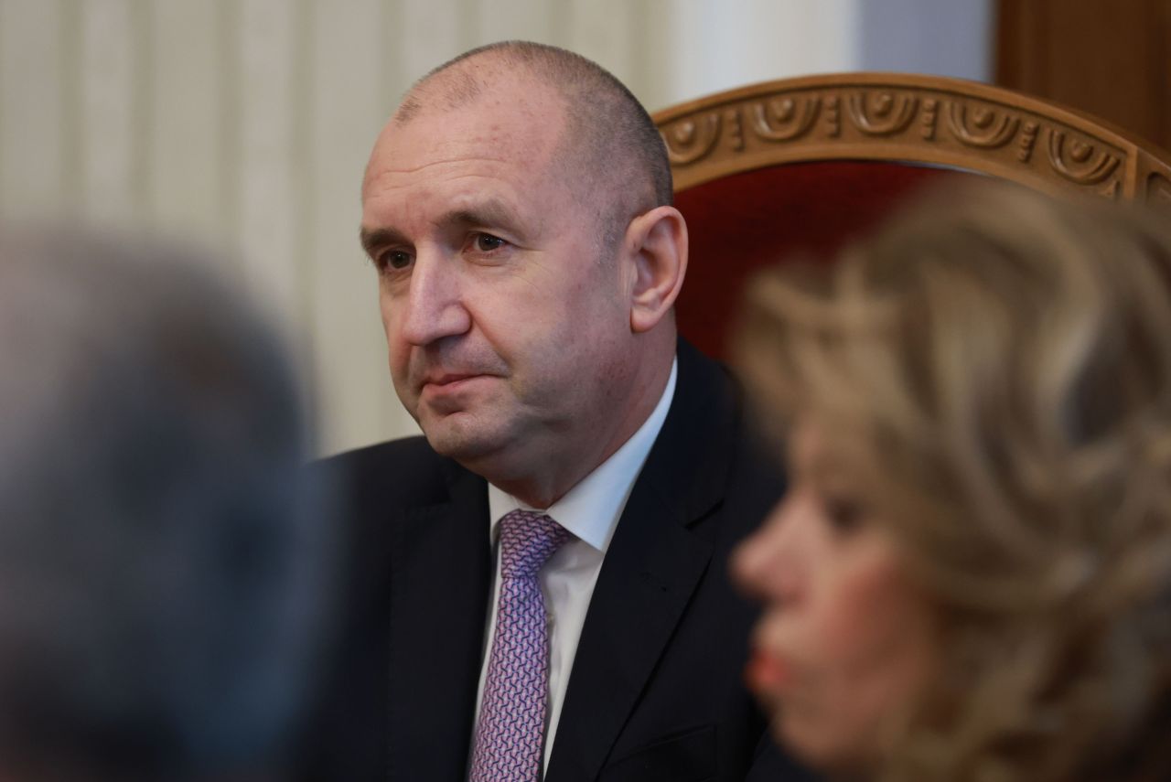 <p>&bdquo;Възраждане&ldquo; влезе при президента Радев за консултации за нов кабинет. Втори ден разговори, трета по големина сила в парламента, оставка на правителството и реален риск от нови избори</p>