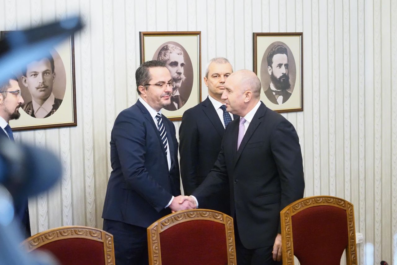 <p>&bdquo;Възраждане&ldquo; влезе при президента Радев за консултации за нов кабинет. Втори ден разговори, трета по големина сила в парламента, оставка на правителството и реален риск от нови избори</p>