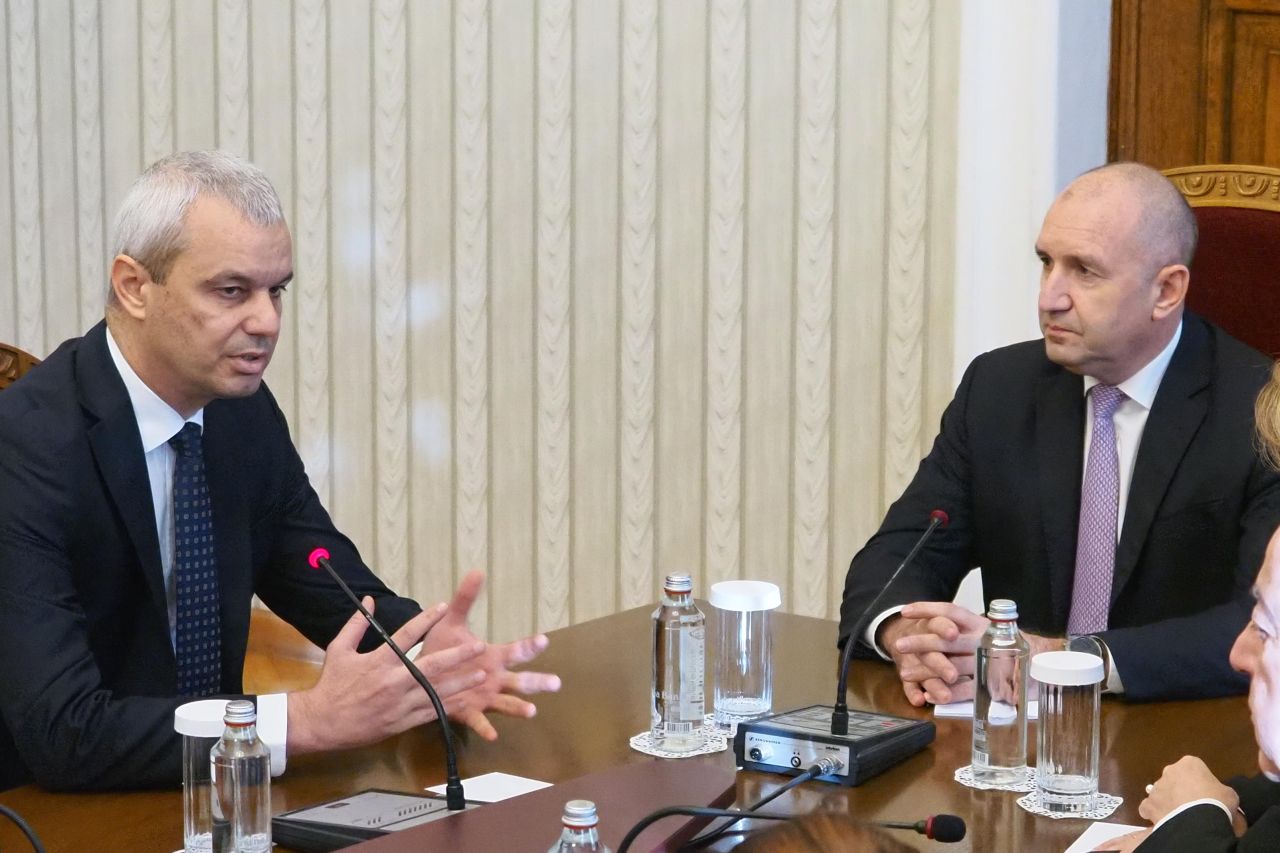 <p>&bdquo;Възраждане&ldquo; влезе при президента Радев за консултации за нов кабинет. Втори ден разговори, трета по големина сила в парламента, оставка на правителството и реален риск от нови избори</p>