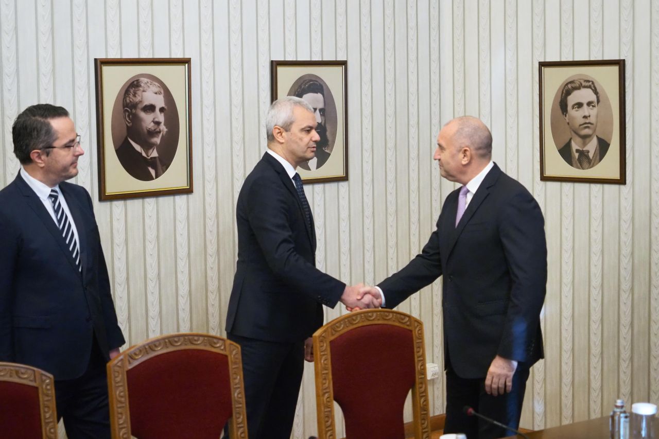 <p>&bdquo;Възраждане&ldquo; влезе при президента Радев за консултации за нов кабинет. Втори ден разговори, трета по големина сила в парламента, оставка на правителството и реален риск от нови избори</p>