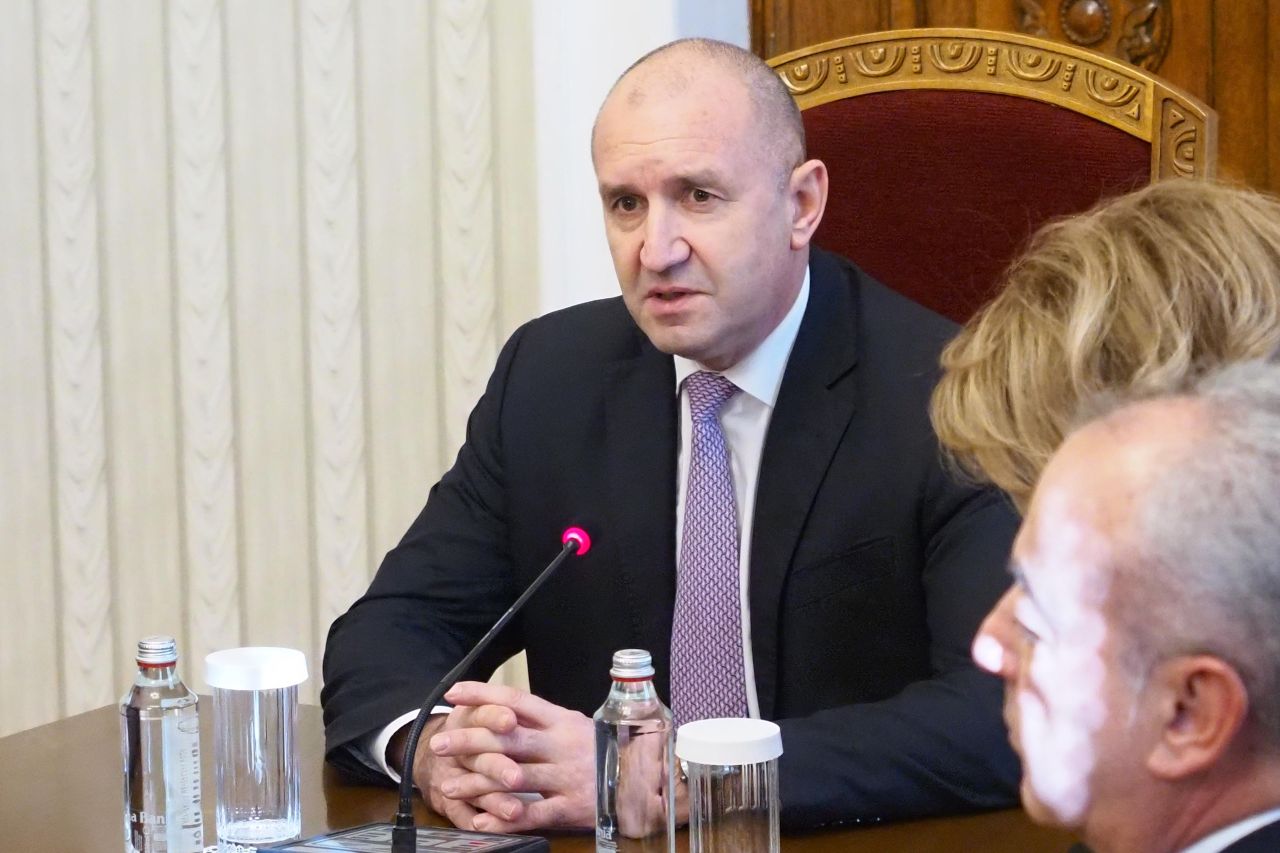 <p>&bdquo;Възраждане&ldquo; влезе при президента Радев за консултации за нов кабинет. Втори ден разговори, трета по големина сила в парламента, оставка на правителството и реален риск от нови избори</p>