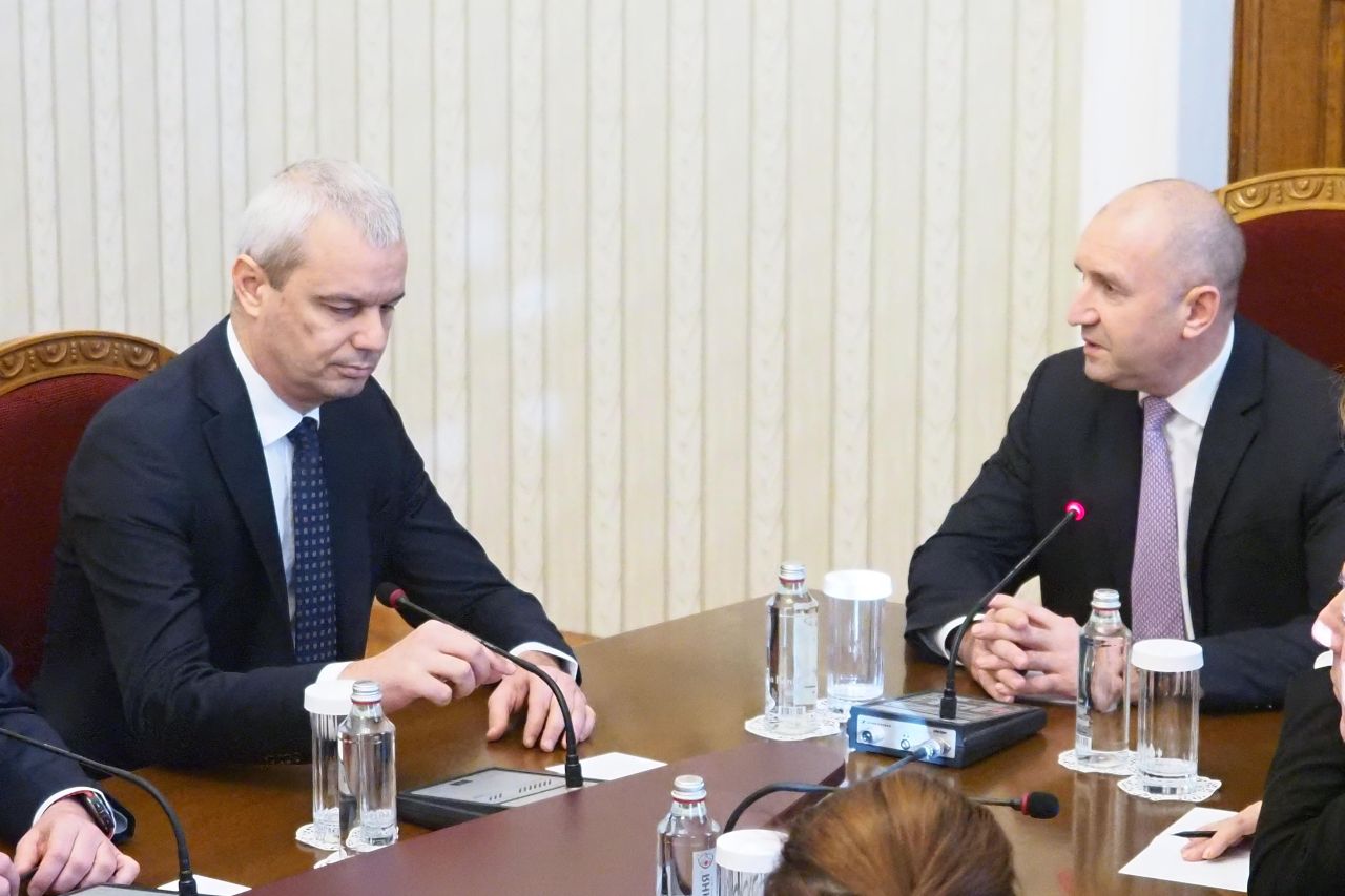 <p>&bdquo;Възраждане&ldquo; влезе при президента Радев за консултации за нов кабинет. Втори ден разговори, трета по големина сила в парламента, оставка на правителството и реален риск от нови избори</p>