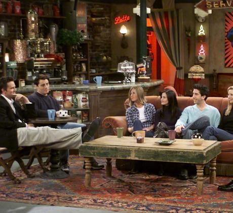 Две години след трагичната смърт на Матю Пери звездите от