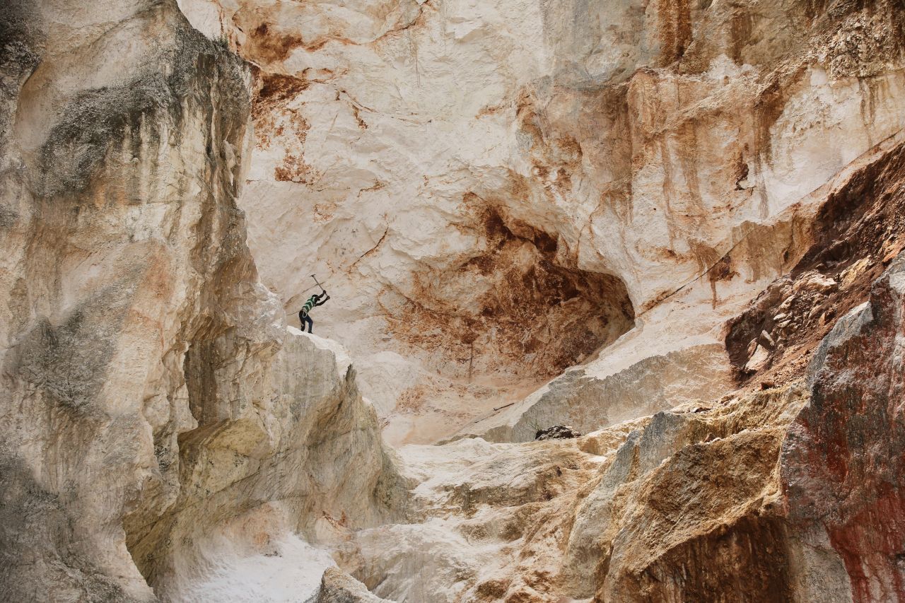 <p>Работник забива в скала, за да направи чакъл и пясък в Кенскоф, квартал на Порт о Пренс, Хаити, на 24 юли 2025 г.&nbsp;</p>