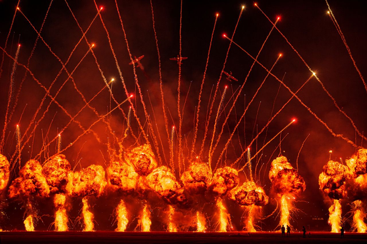 <p>Аеробатичният екип &bdquo;Въздушни бандити&ldquo;, воден от литовския пилот Юргис Кайрис, се изявява над пиротехническо шоу на международното летище &bdquo;Аурел Влайку&ldquo; по време на Международното авиошоу в Букурещ, Румъния, 30 август 2025 г.&nbsp;</p>