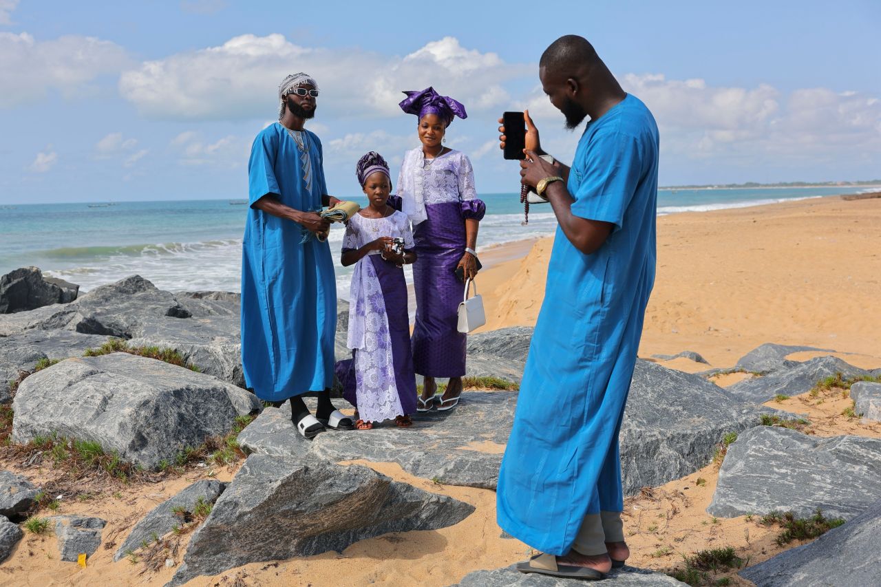 <p>Семейство позира за снимка след молитвите за Курбан Байрам на 6 юни 2025 г. на плаж в Кета, Гана.&nbsp;</p>