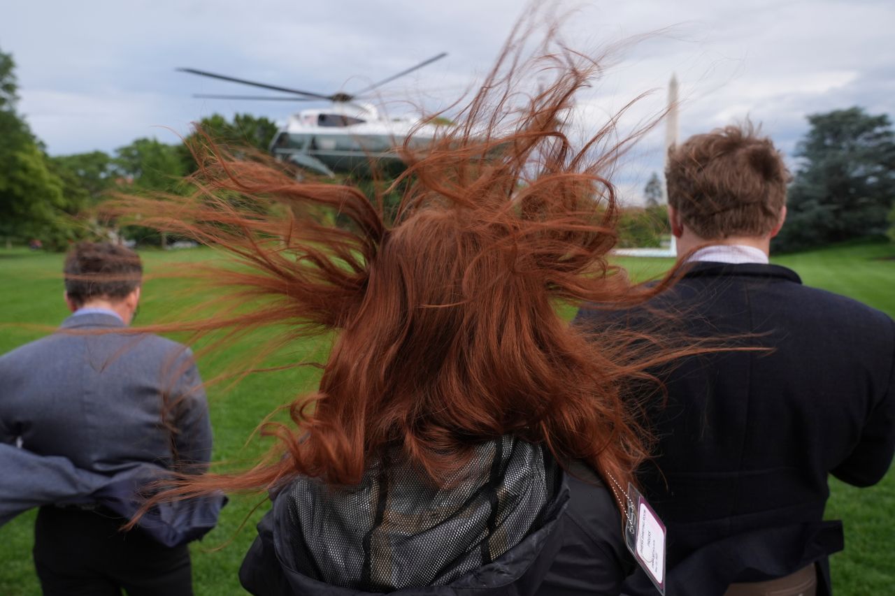 <p>Хора наблюдават как Marine One, с президента Доналд Тръмп на борда, напуска Белия дом във Вашингтон на път за голф клуб Trump National във Вашингтон за крипто вечеря на 22 май 2025 г.</p>