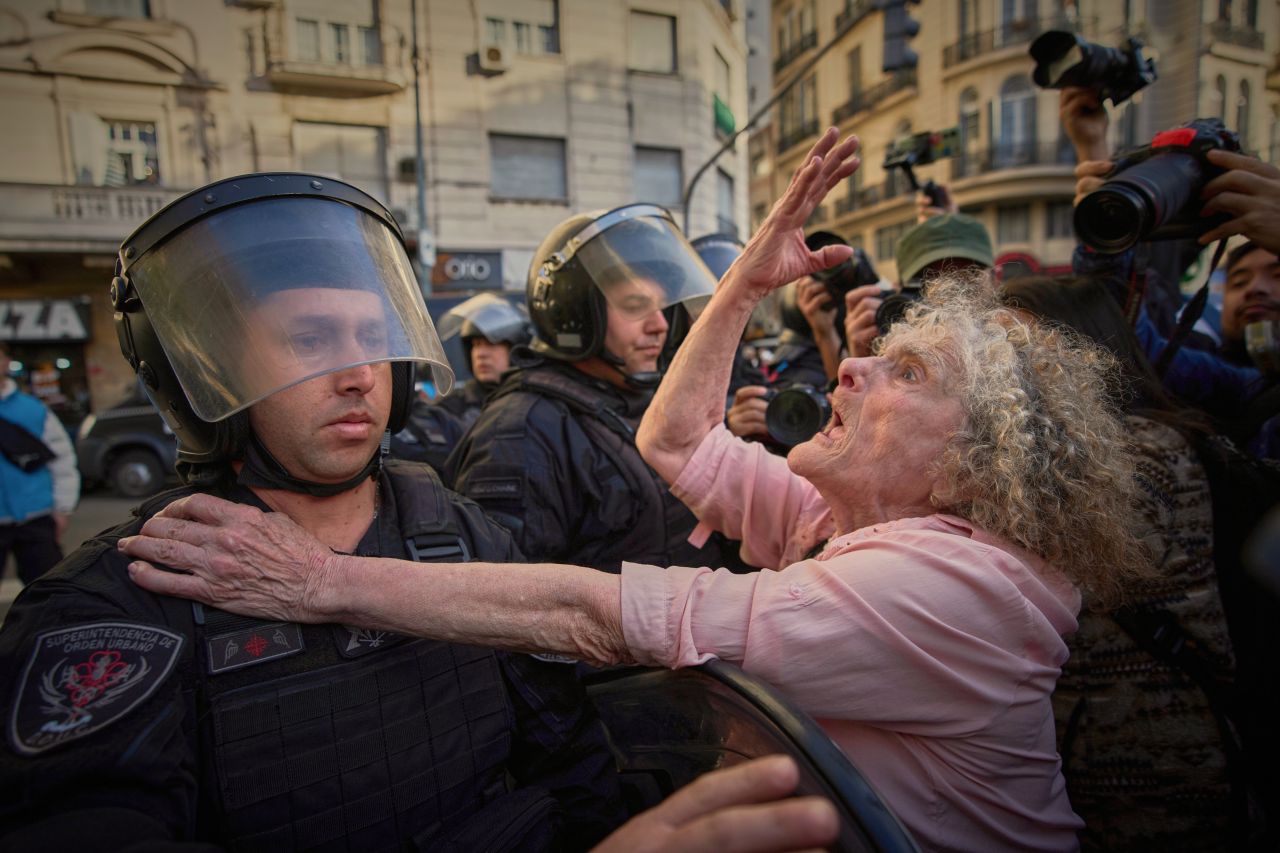 <p>Делия Дон се изправя срещу полицай по време на един от седмичните протести с искане за по-добри пенсии за пенсионерите в Буенос Айрес, Аржентина, на 30 юли 2025 г.&nbsp;</p>