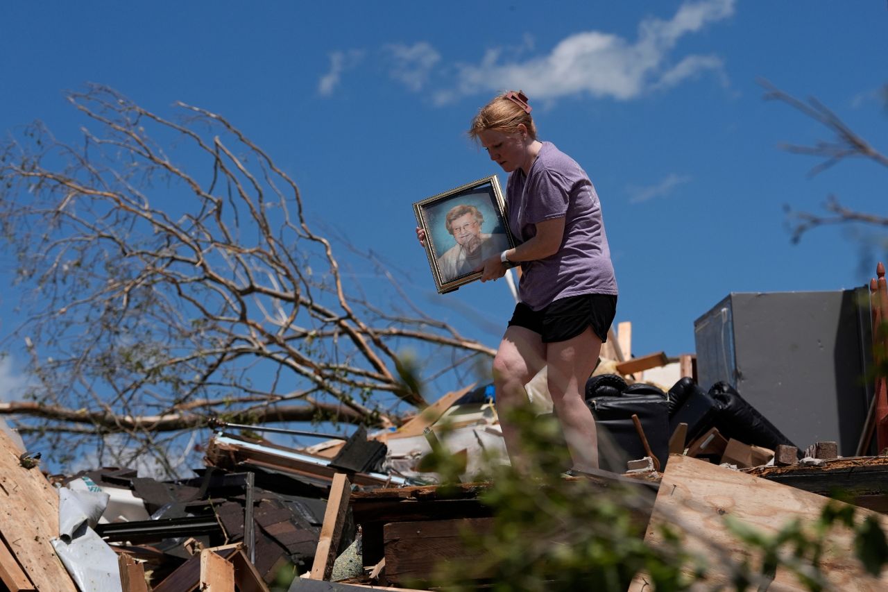 <p>Хейли Алън запазва семейна снимка от дома на Лин и Дон Уайт на 17 май 2025 г., след смъртоносно торнадо, което разкъсва Лондон, Кентъки.&nbsp;</p>