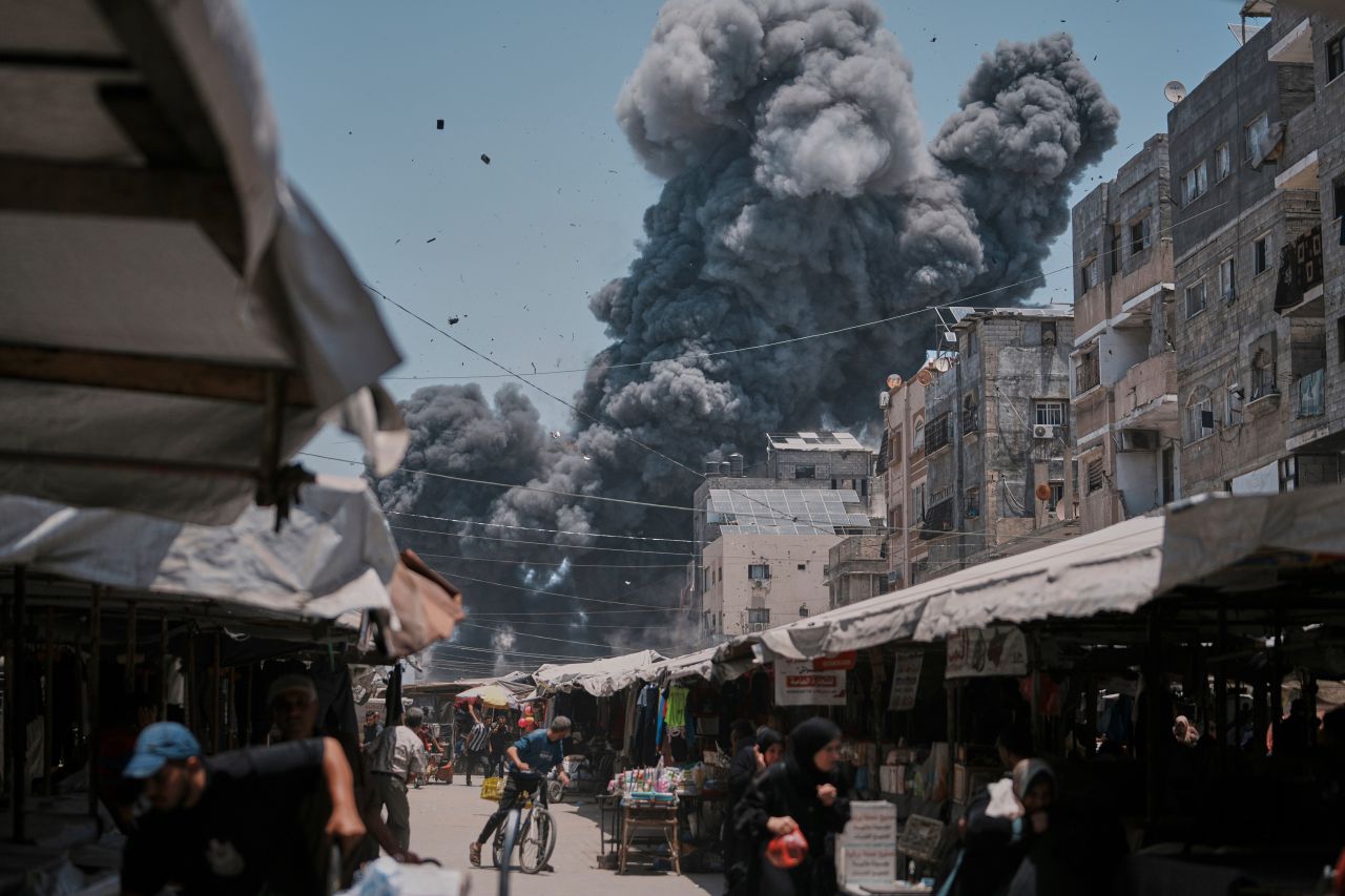 <p>Дим се издига от израелски удар в град Газа на 1 юни 2025 г.</p>