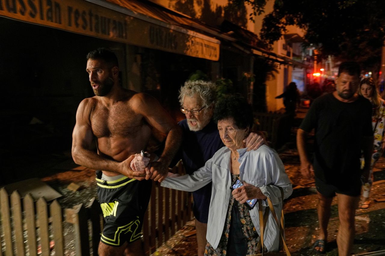 <p>Хора се евакуират след ракета, изстреляна от Иран, удари Тел Авив, Израел, на 16 юни 2025 г.</p>