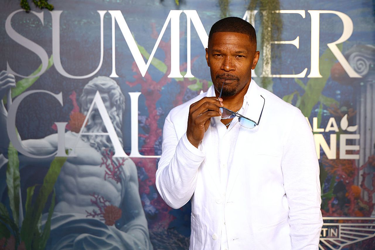 <p><strong>Джейми Фокс и Алис Хъкстеп</strong></p>

<p>Джейми Фокс и Алис Хъкстеп също са сложили край на връзката си. Източник, близък до ситуацията, потвърди пред Page Six, че носителят на &bdquo;Оскар&ldquo; и Хъкстеп вече не са заедно, макар точният момент на раздялата да остава неясен. Новината идва два месеца след премиерата на комедийния специален проект на Фокс <em><strong>&bdquo;What Had Happened Was&ldquo;</strong></em> в Netflix, където той заяви, че вече не излиза с бели жени.</p>