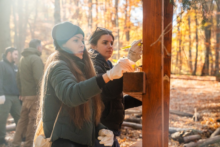 Служители обновяват табелите в Национален парк Витоша чрез програмата The Collective в България
