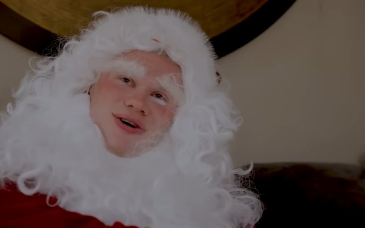 Ерлинг Халанд като Дядо Коледа! Звездата на Сити зарадва деца