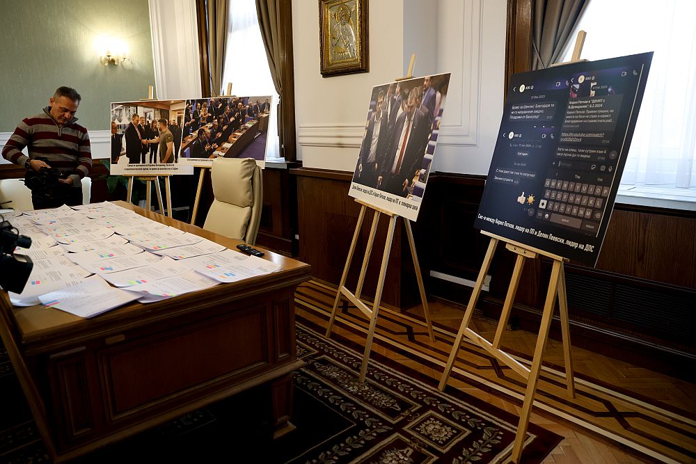 <p>Делян Пеевски представи "Музей на сглобката" в Народното събрание.</p>