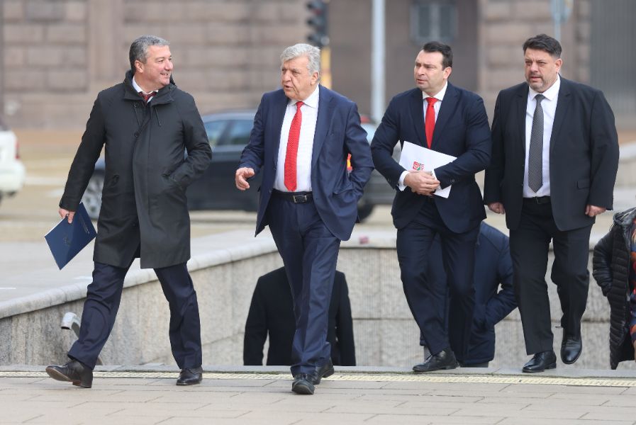 <p>"БСП-Обединена левица" на консултации с Румен Радев на "Дондуков" 2</p>