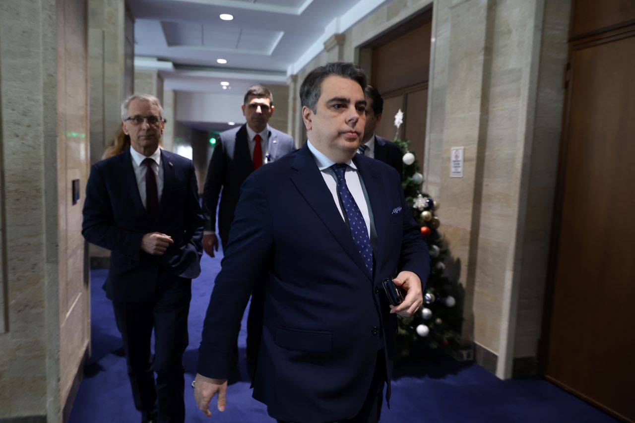 Асен Василев: Управляващите се опитват да си прокарат крадливия бюджет