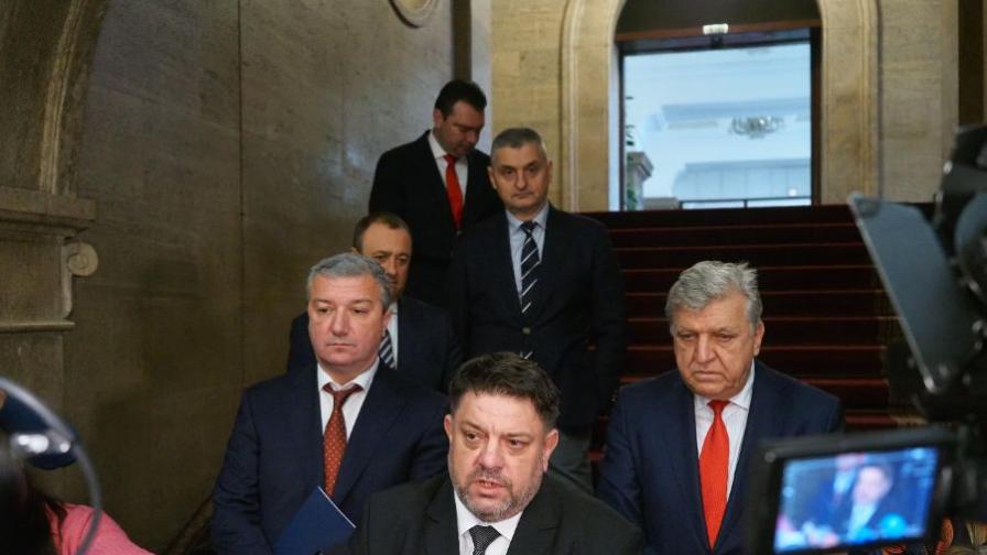 След края на консултациите: БСП - обществото...