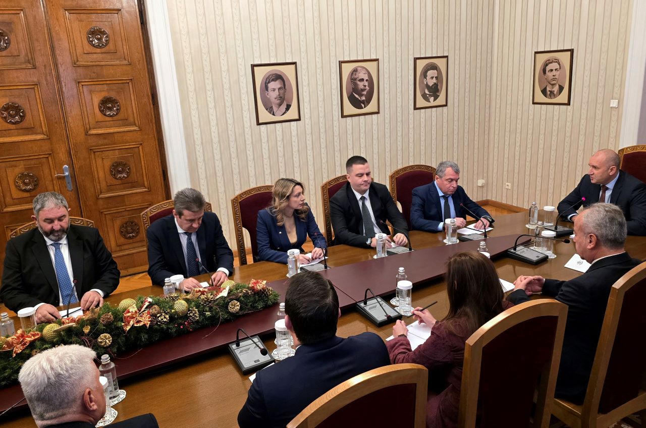 <p>"Има такъв народ" на консултации при президента Радев.</p>