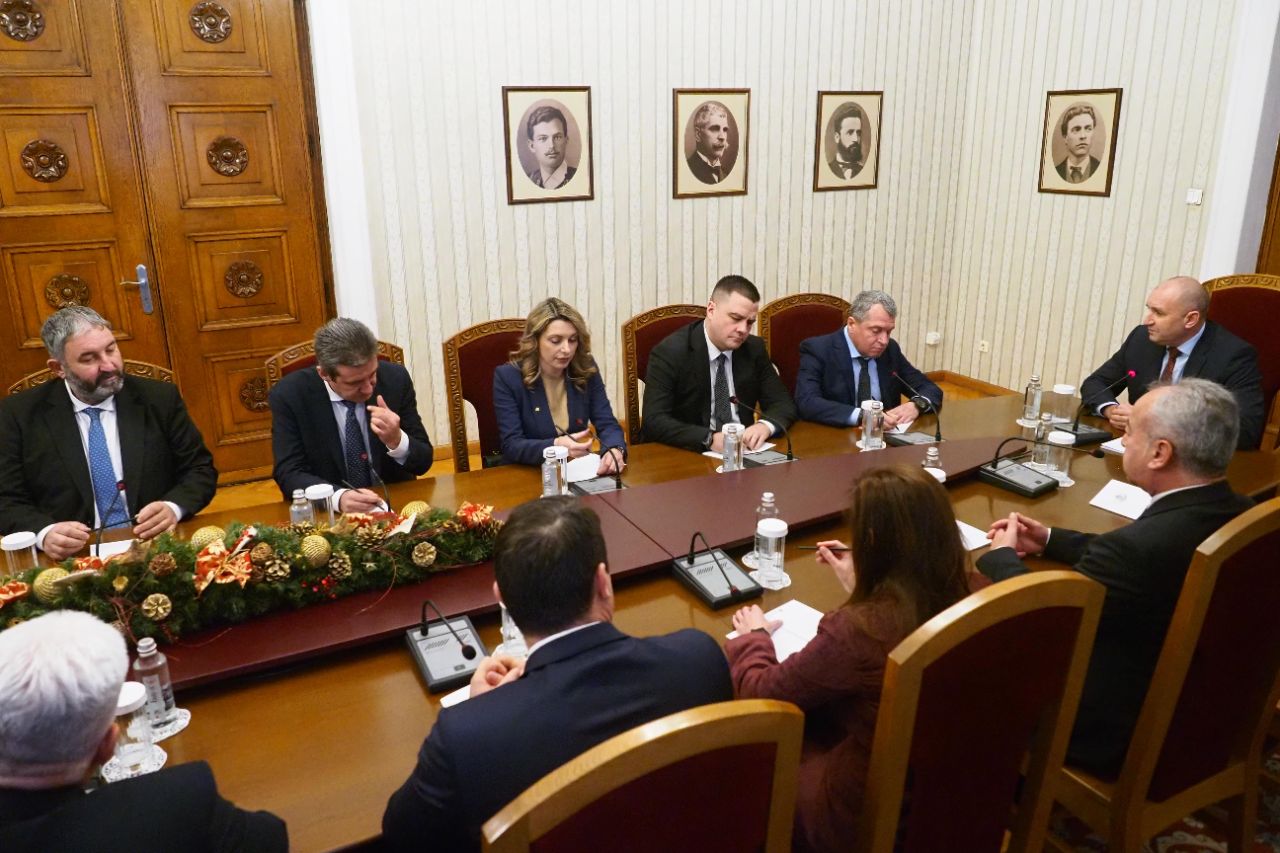 "Има такъв народ" на консултации при президента Радев.