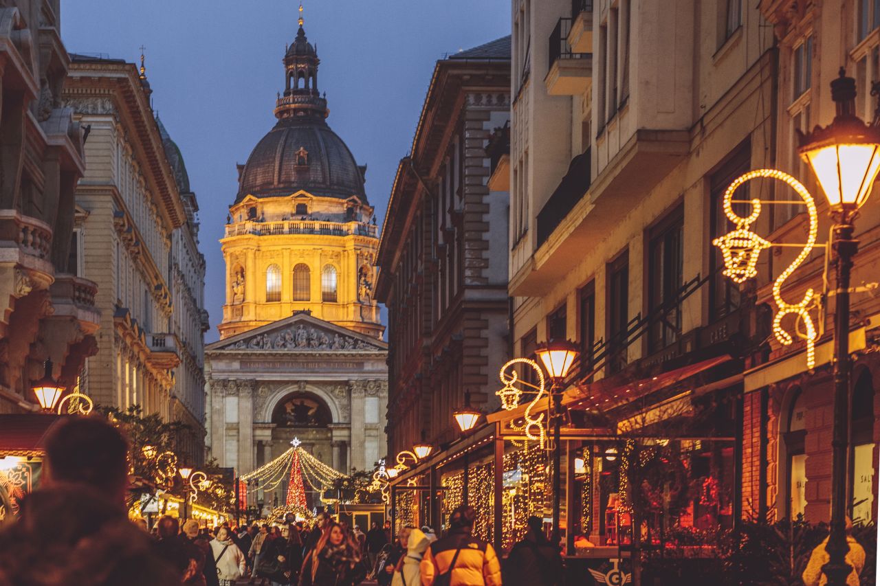 <p>Будапеща, Унгария Базарът пред базиликата &bdquo;Св. Стефан&ldquo; е известен с гастрономическите си изкушения &ndash; от коминчета (k&uuml;rtőskal&aacute;cs) до местни вина. Светлинното шоу, прожектирано върху фасадата на храма, придава модерно звучене на традиционния празник</p>