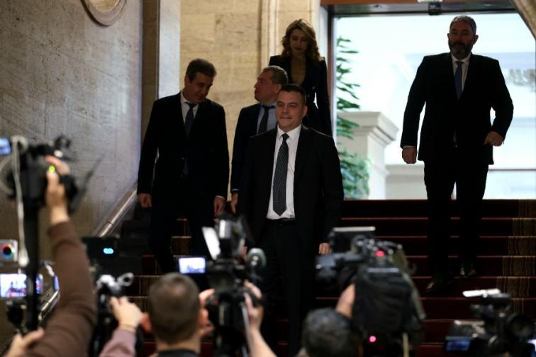 Има такъв народ след края на консултациите