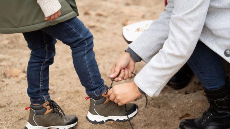 Стигнете заедно със стил - задължителни обувки за майки и малки деца