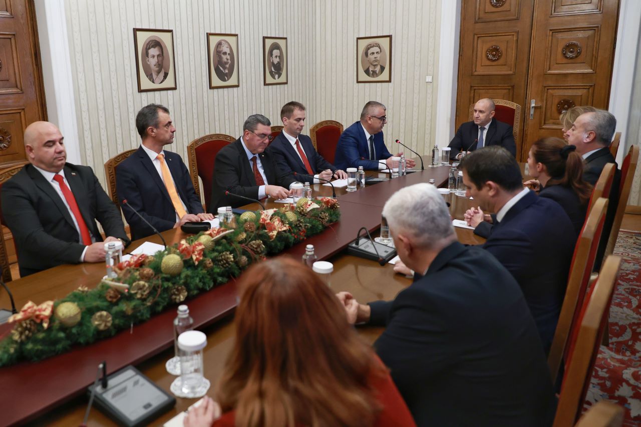 <p>АПС на консултации на "Дондуков" 2 преди връчването на мандатите.</p>