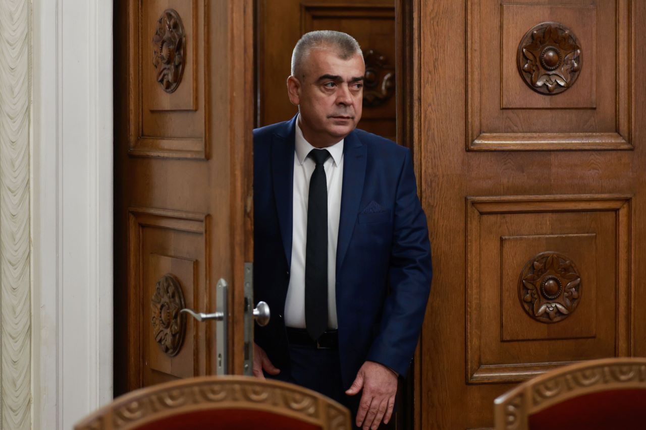 <p>АПС на консултации на "Дондуков" 2 преди връчването на мандатите.</p>