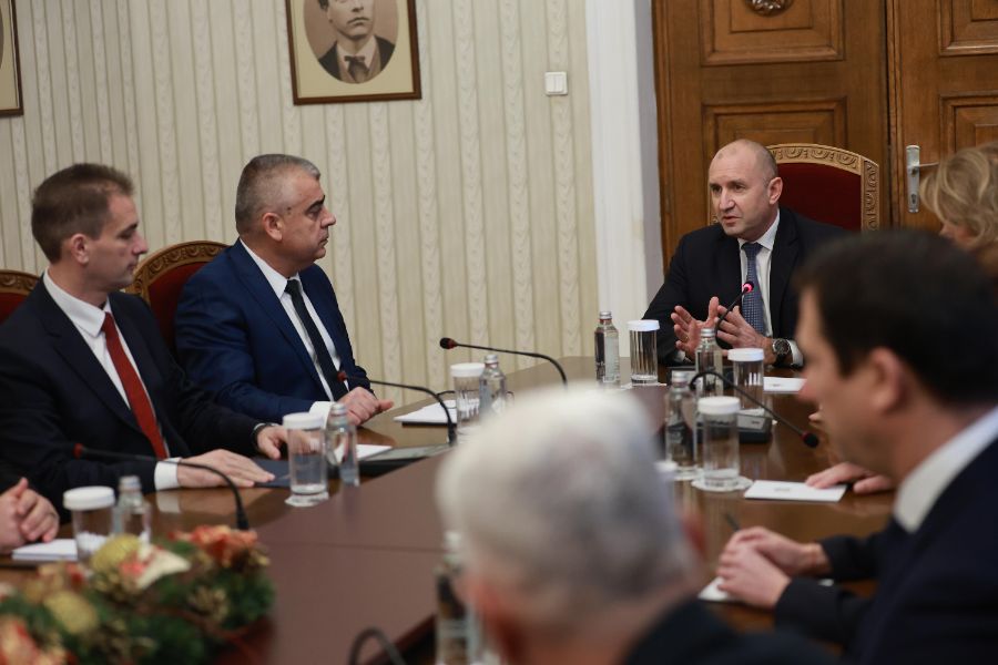 АПС на консултации на "Дондуков" 2 преди връчването на мандатите.