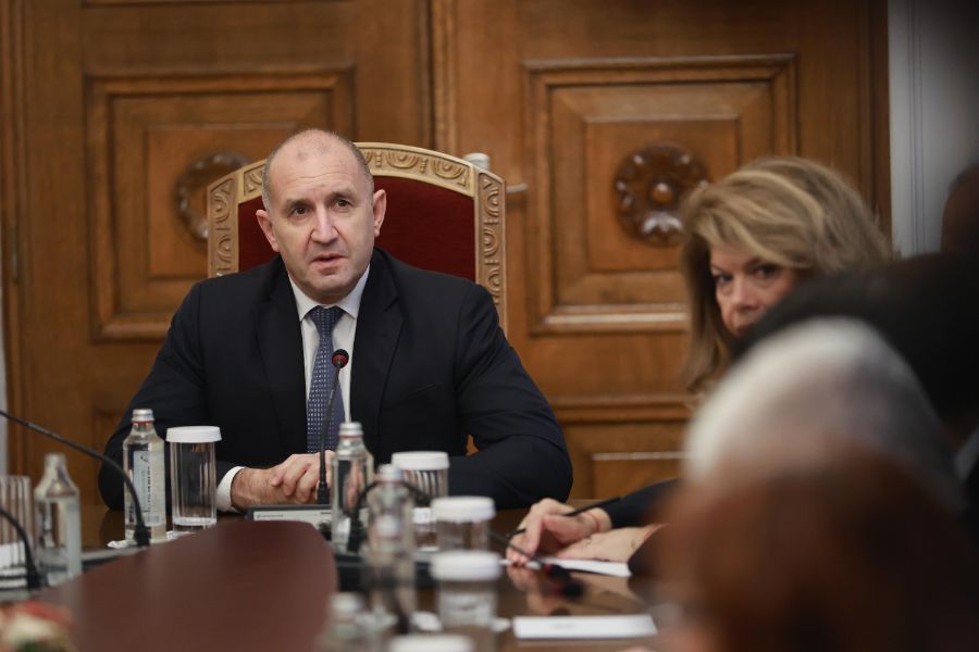 АПС на консултации на "Дондуков" 2 преди връчването на мандатите.