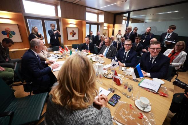 Латвийският министър-председател Евика Силина, ирландският министър-председател Михаел Мартин, шведският министър-председател Улф Кристерсон, германският канцлер Фридрих Мерц, финландският министър-председател Петери Орпо и естонският министър-председател Кристен Михал присъстват на закуска за скандинавските страни преди срещата на върха на Съвета на ЕС в Брюксел, Белгия, на 18 декември 2025 г.