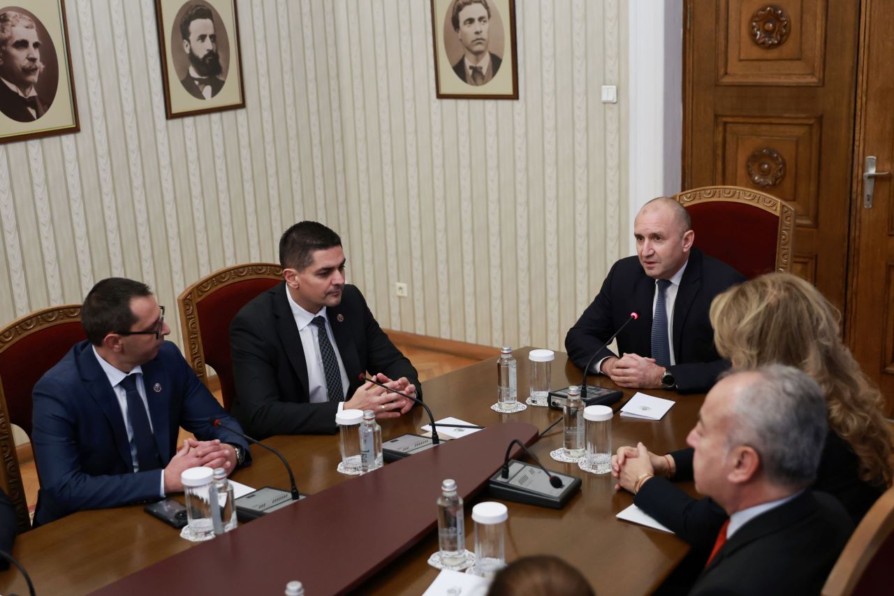 <p>"Морал, единство, чест" на консултации при президента Румен Радев.</p>