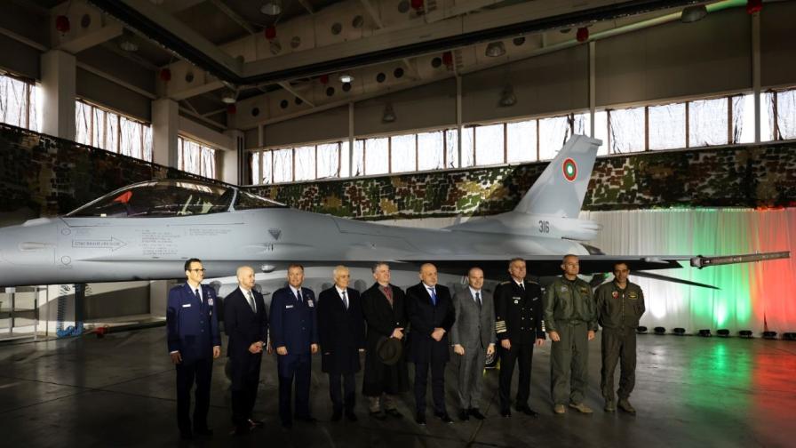 <p>България посрещна новите осем F-16</p>