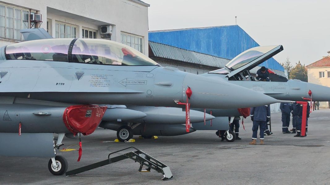 Защо Радев няма да купи нови ракети за изтребителите F-16