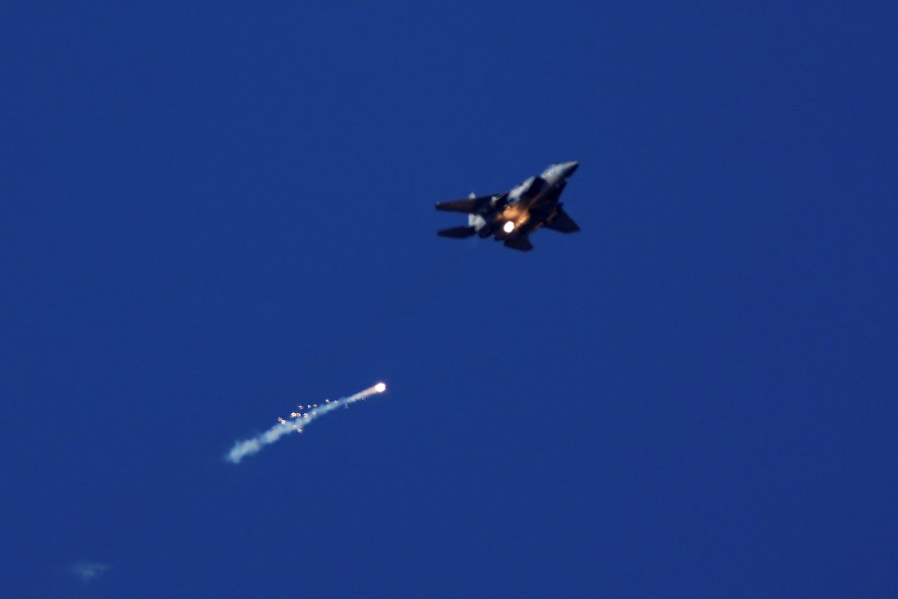 Израел нанесе въздушни удари в Ливан преди ключова среща за "Хизбула"