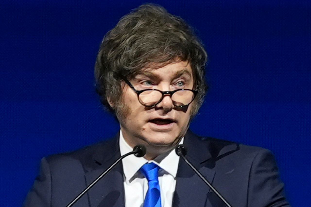 Хиляди протестираха в Буенос Айрес срещу трудовата реформа на Милей