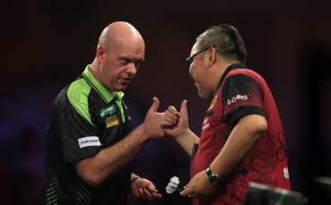 Ван Гервен се измъчи с японец, кениец поднесе изненада на Световното по дартс (видео)