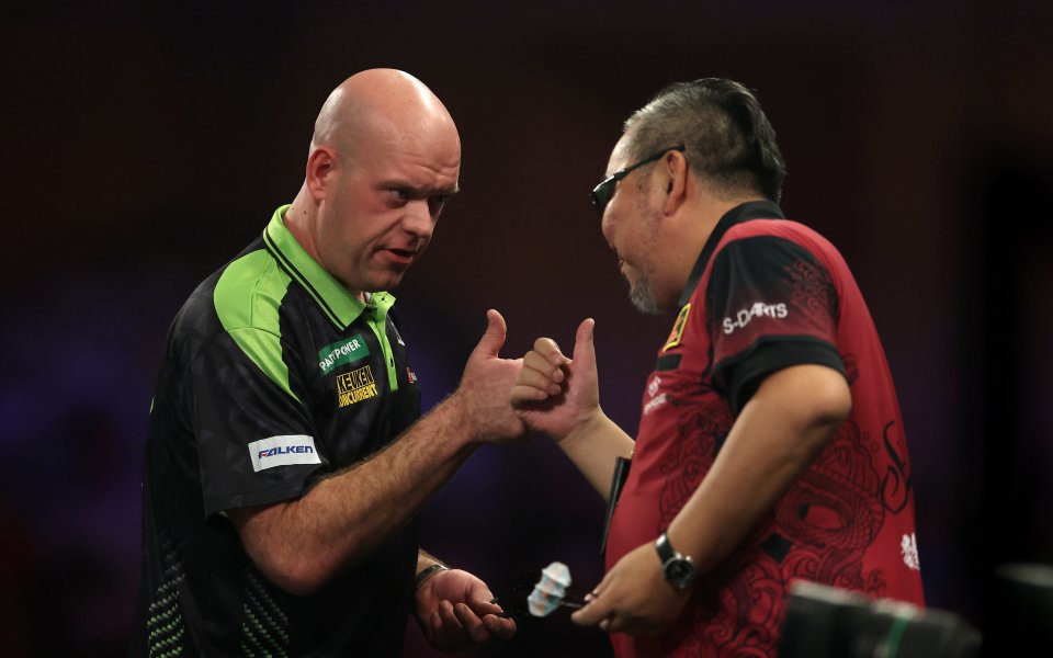 Ван Гервен се измъчи с японец, кениец поднесе изненада на Световното по дартс (видео)