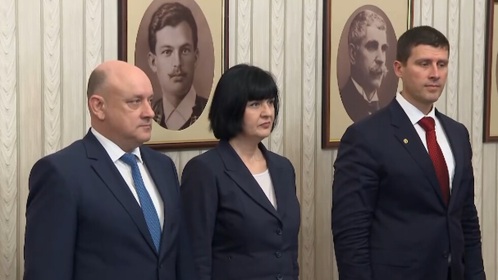 <p>Последен кръг от консултации - "Величие" разговаря с президента Радев.</p>