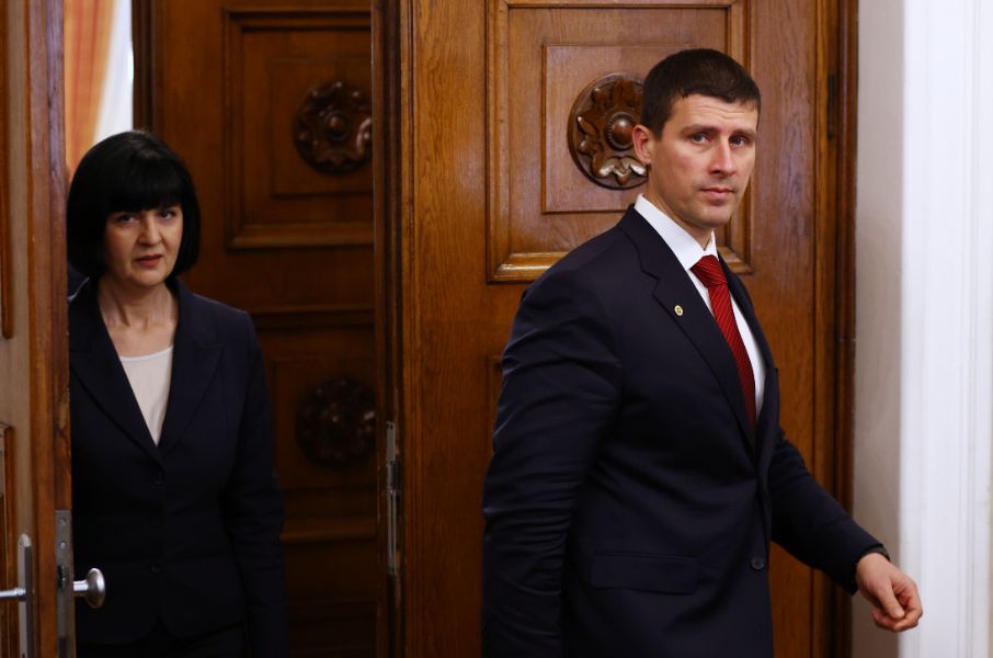 <p>Последен кръг от консултации - "Величие" разговаря с президента Радев.</p>