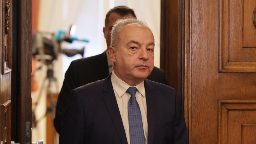 Последен кръг от консултации - "Величие" разговаря с президента Радев.