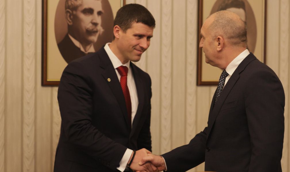 Последен кръг от консултации - "Величие" разговаря с президента Радев.