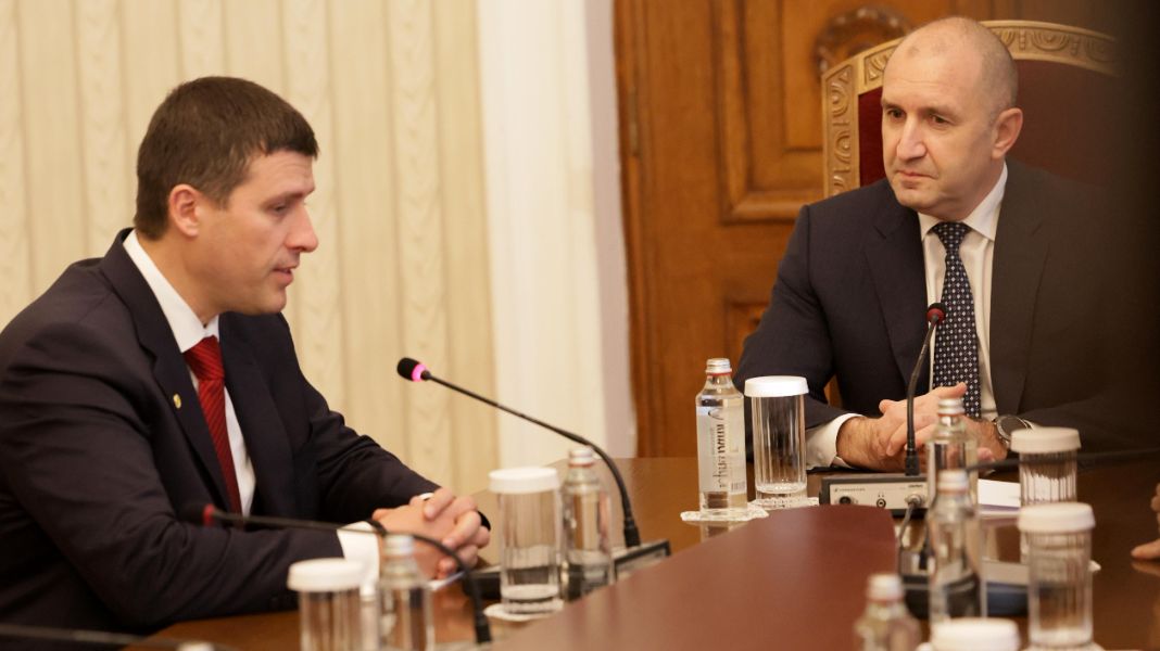 Последен кръг от консултации - "Величие" разговаря с президента Радев.