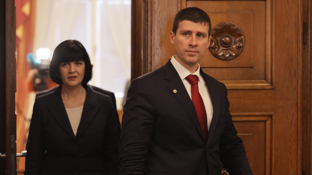 Последен кръг от консултации - "Величие" разговаря с президента Радев.